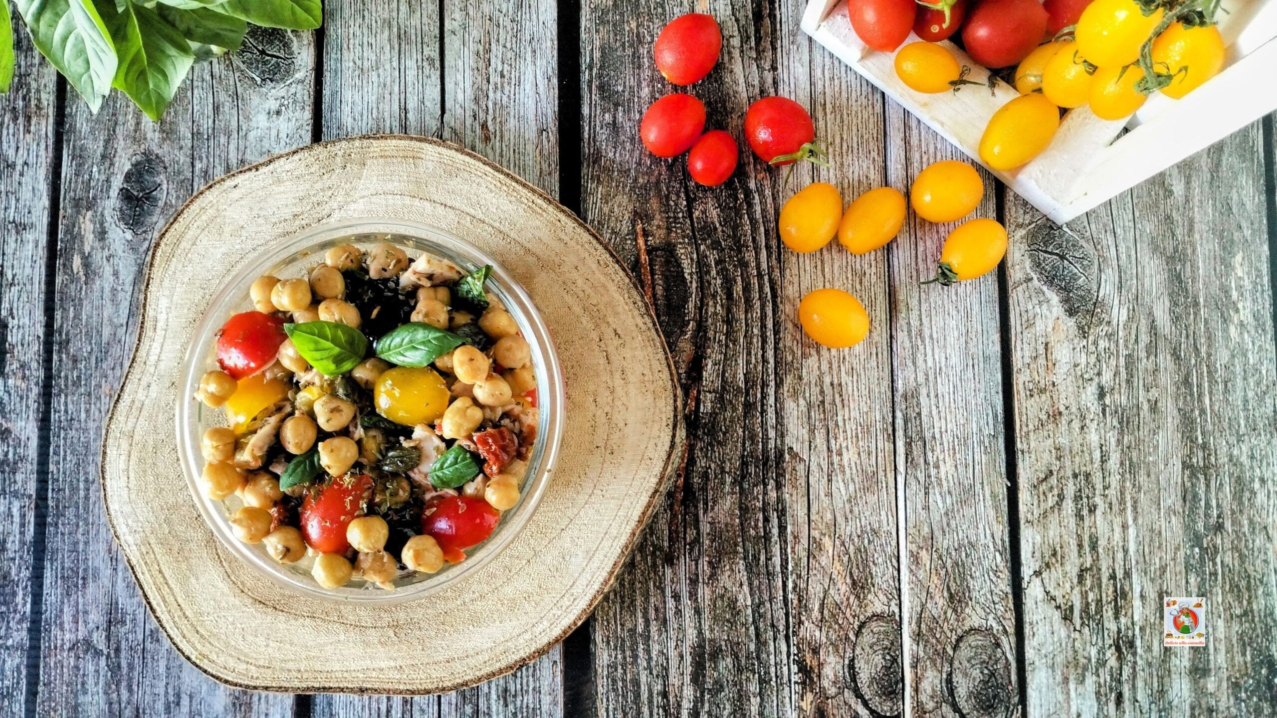 Ensalada de garbanzos, atún y tomatitos