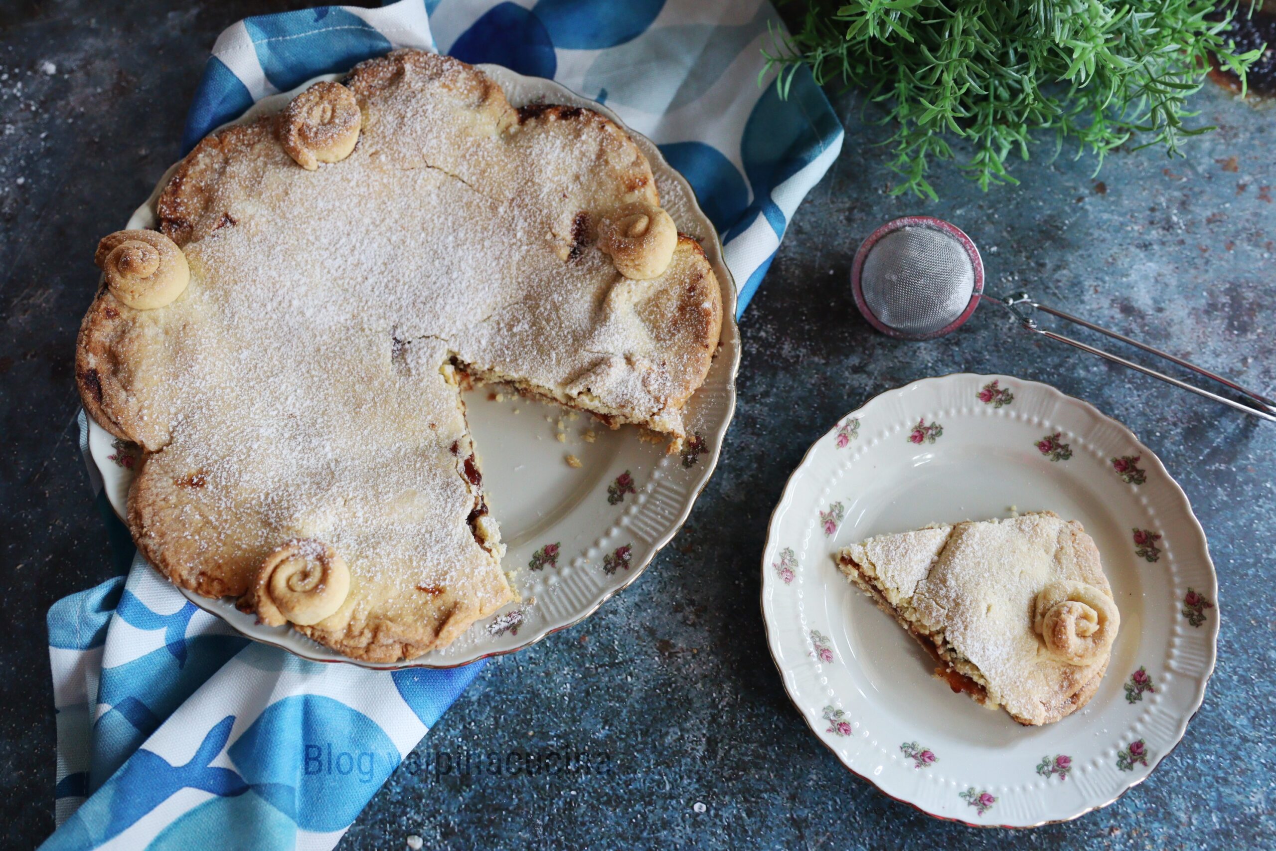 Tarta cerrada con mermelada de ciruelas