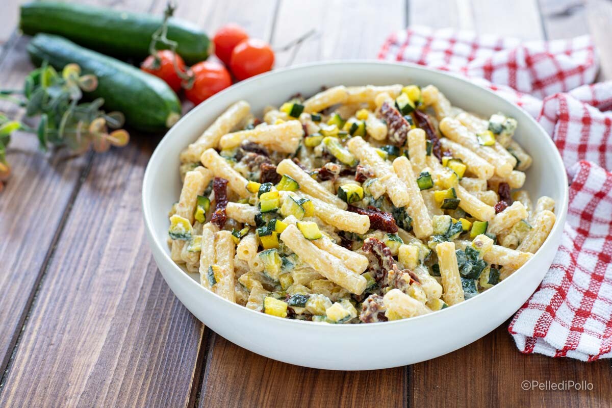 Pasta con calabacines, ricotta y tomates secos