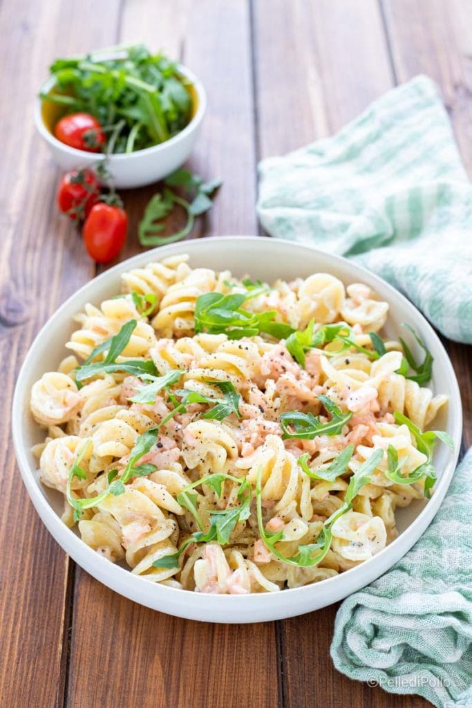 pasta fría con salmón y rúcula