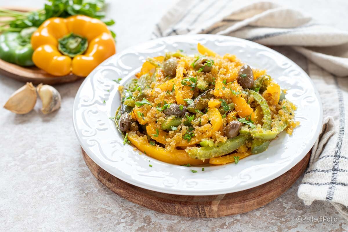 Pimientos con migas en sartén