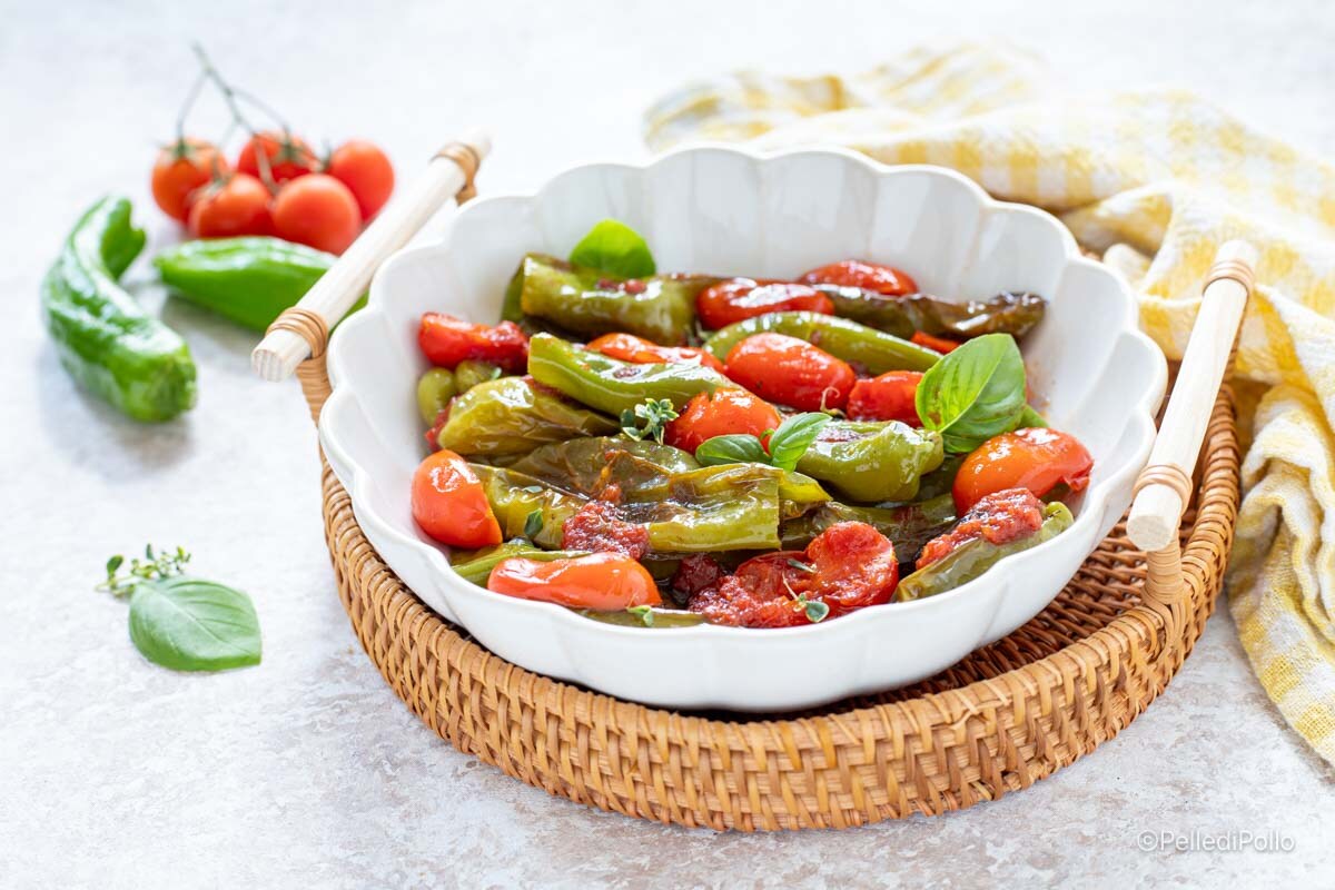 Pimientos de Padrón en sartén con tomates cherry