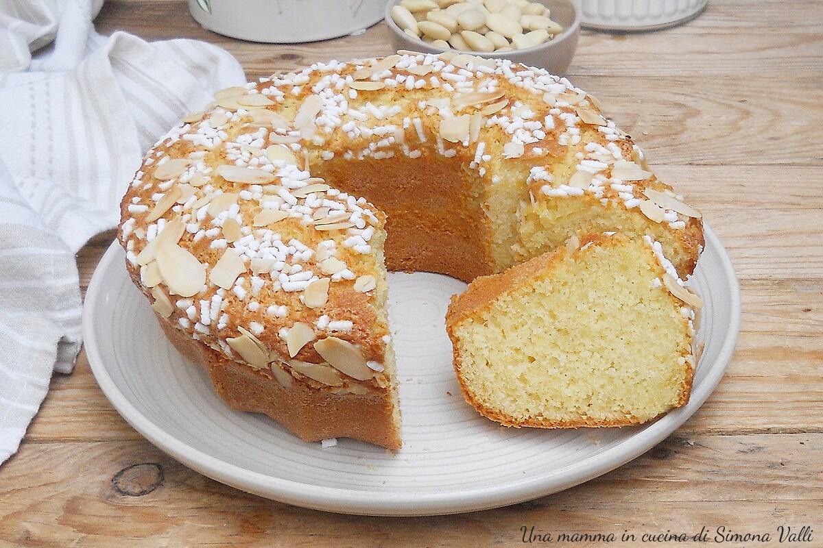 Rosquilla dulce de la mañana con yogur y almendras