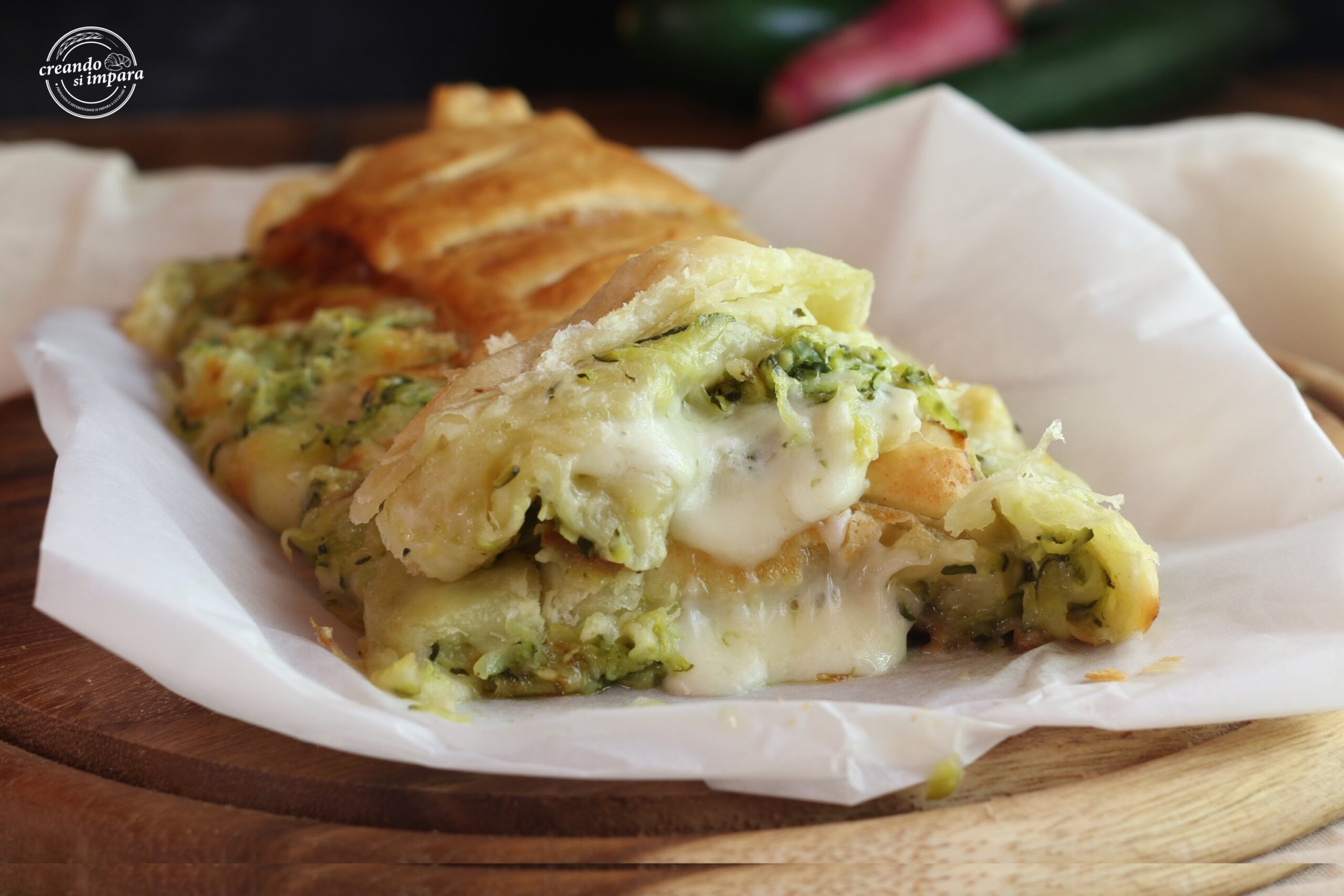 Strudel de hojaldre con calabacines y scamorza