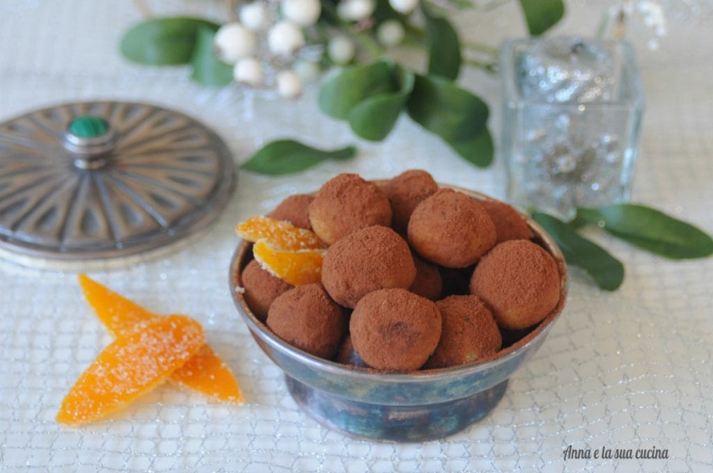 Trufas con pasta de almendra y naranjas confitadas