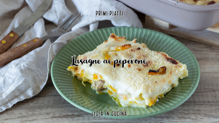 Lasaña con pimientos, salchicha y provolone ahumado