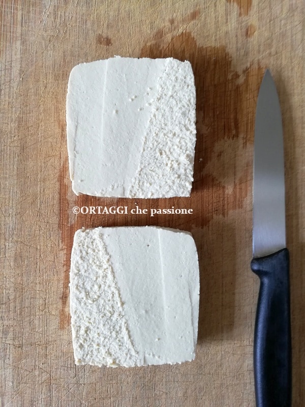 cortar por la mitad el bloque de tofu