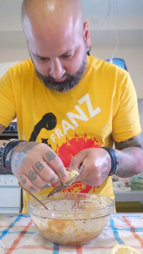 Más Allá de la Salsa Común: Descubre el Aderezo de Yogur, Miso y Tahina que Está Conquistando los Paladares más Refinados