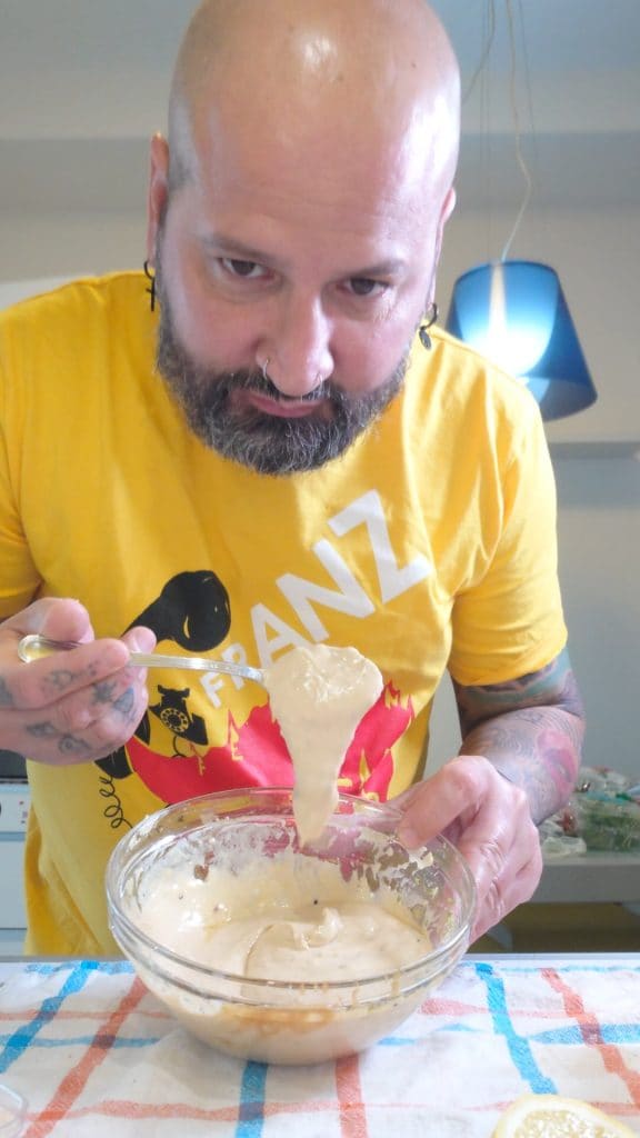 Más Allá de la Salsa Común: Descubre el Aderezo de Yogur, Miso y Tahina que Está Conquistando los Paladares más Refinados