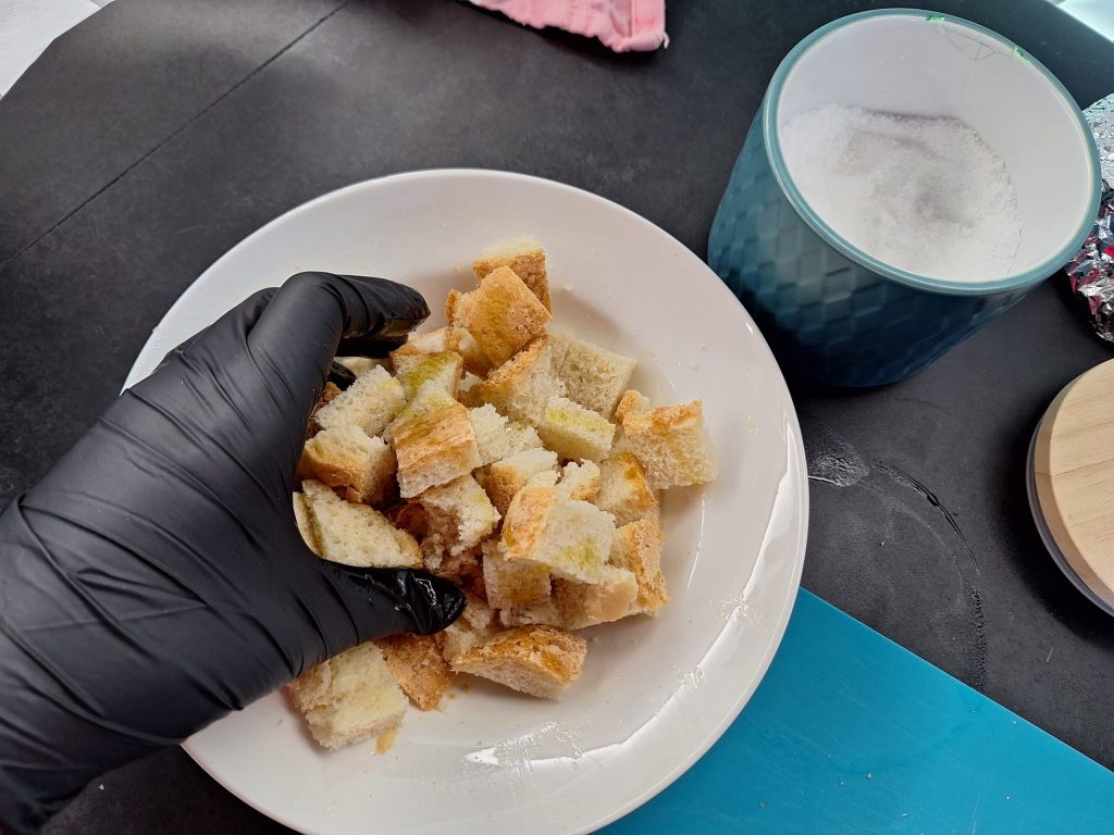 Condimento del pan con aceite y sal