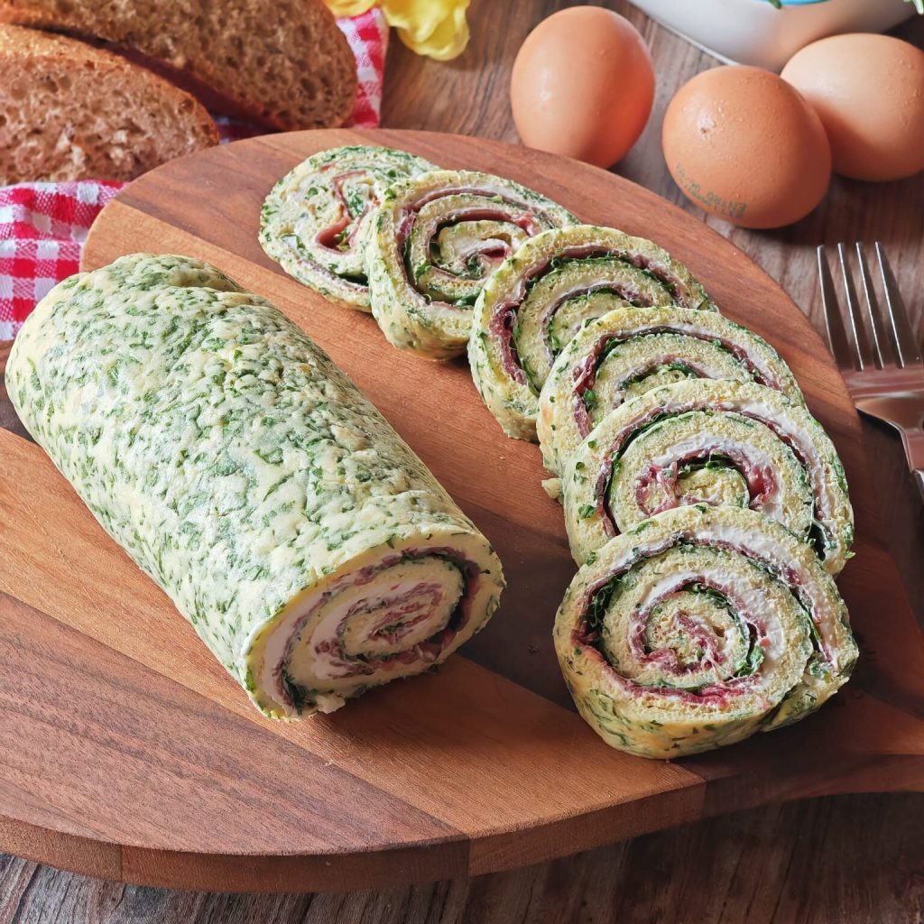 Rollo de tortilla con rúcula y bresaola