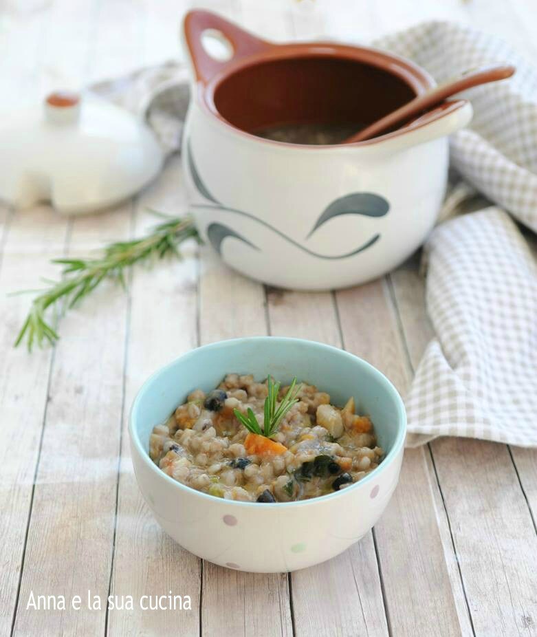 Sopa rústica con farro, judías y verduras