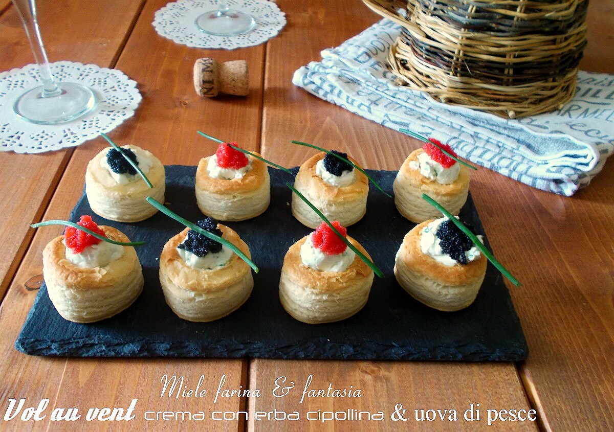Vol au vent con crema de cebollino y huevas de pescado