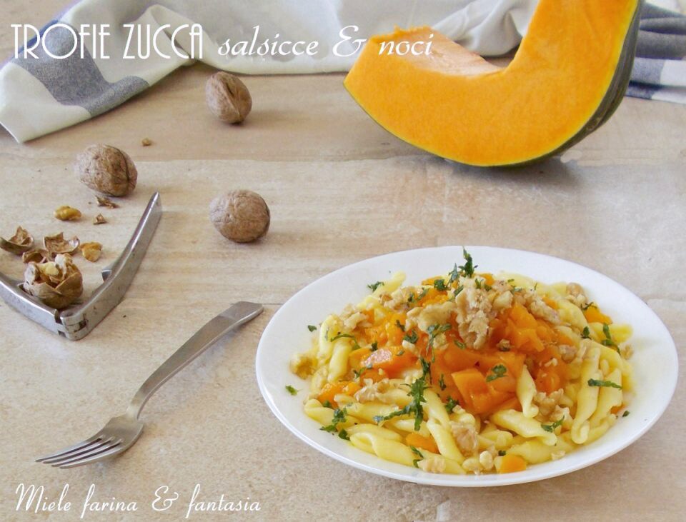 Trofie con salchichas, calabaza y nueces
