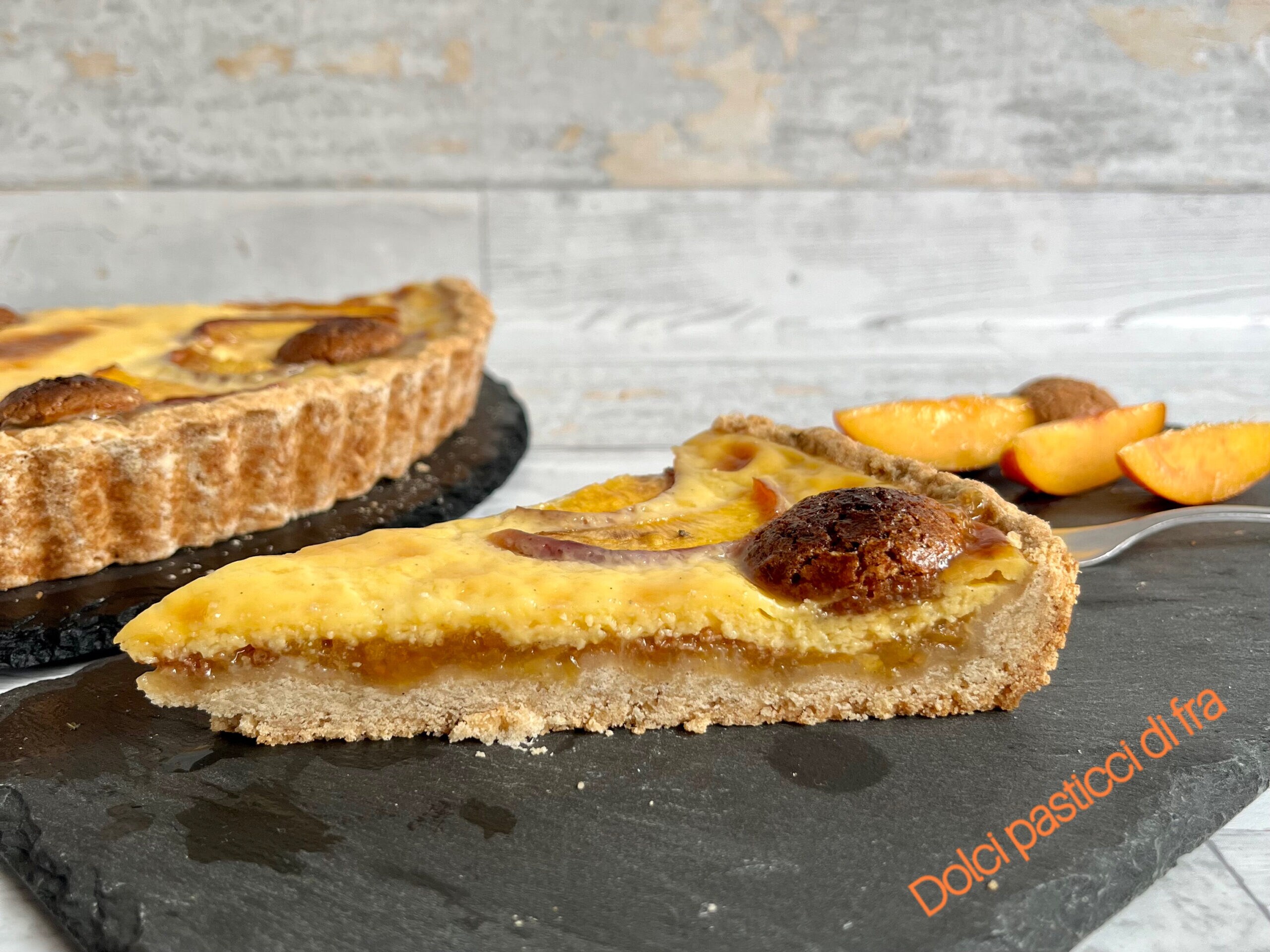 Tarta de melocotones, amaretti y crema pastelera sin gluten