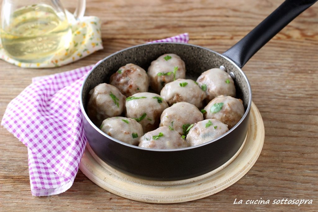 albóndigas al vino blanco cremosas