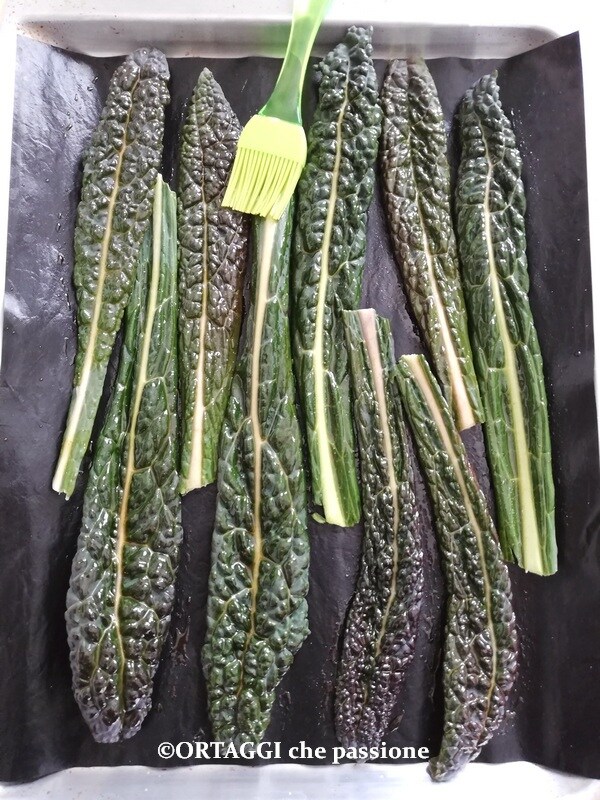 pincelar las hojas con el aceite aromatizado