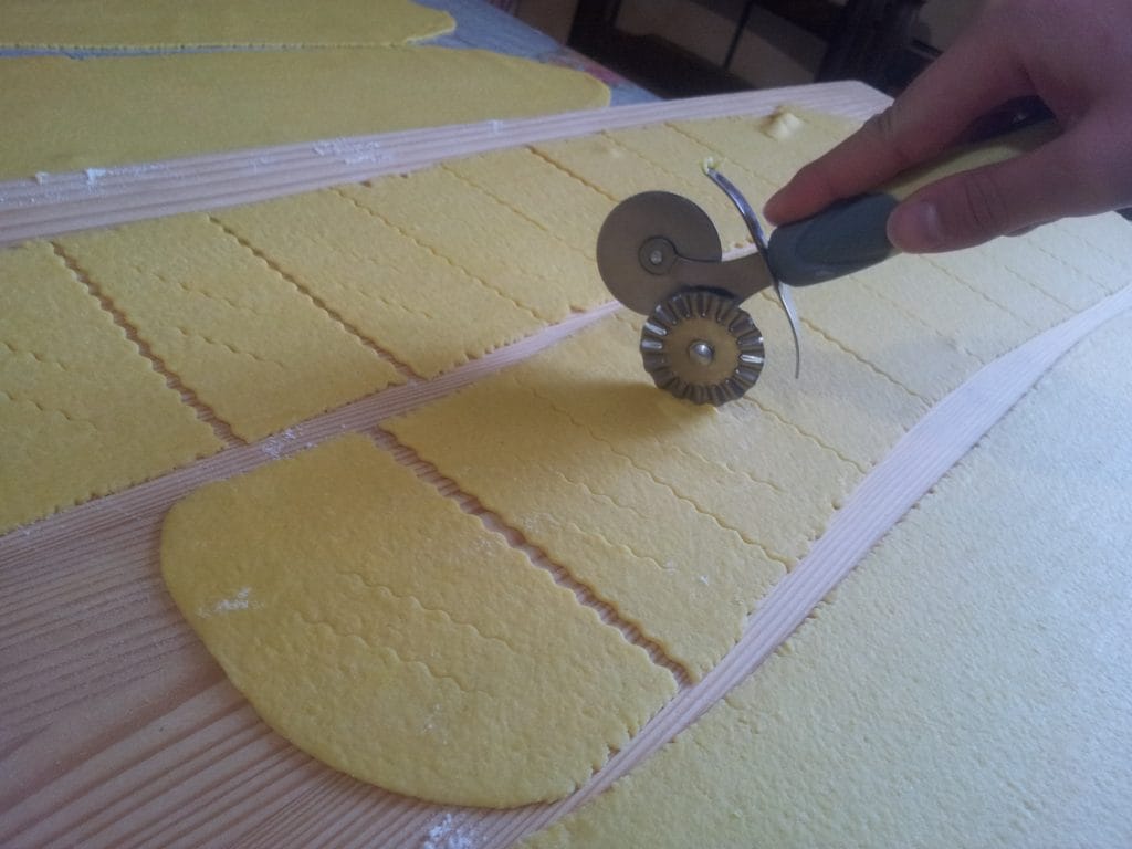 chiacchiere crudas en la superficie de trabajo