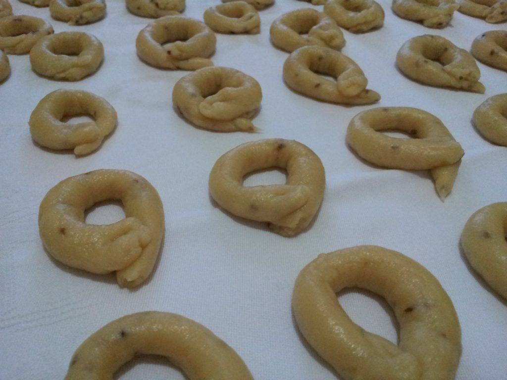 Formación de los taralli al anís