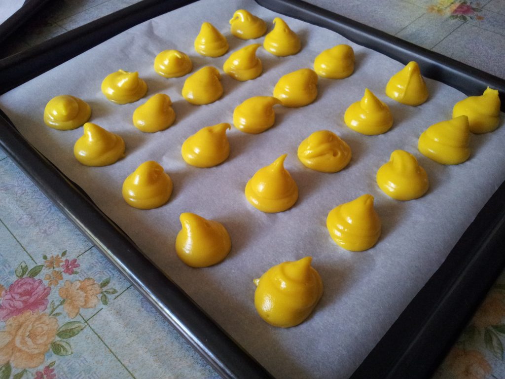 Masa de buñuelos en la bandeja de horno