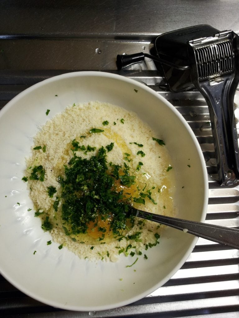 Ingredientes en el bol para rellenar el calamar