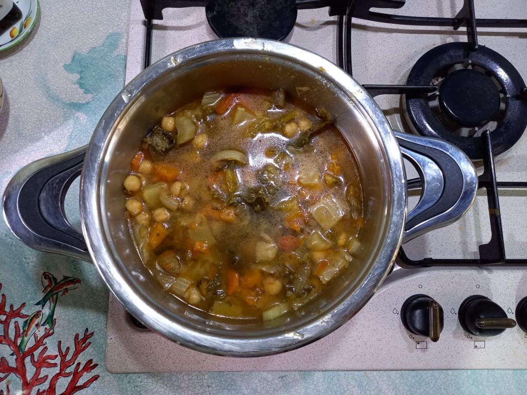 Sopa enriquecida con garbanzos y cereales