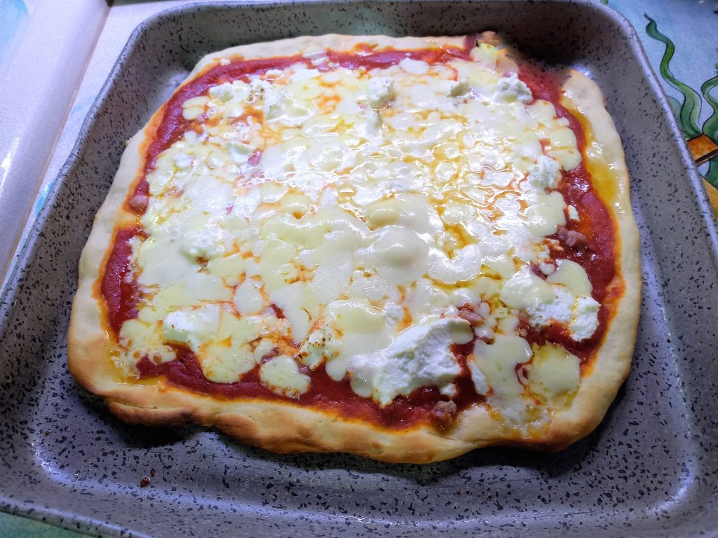 Pizza familia en bandeja a la Amatriciana