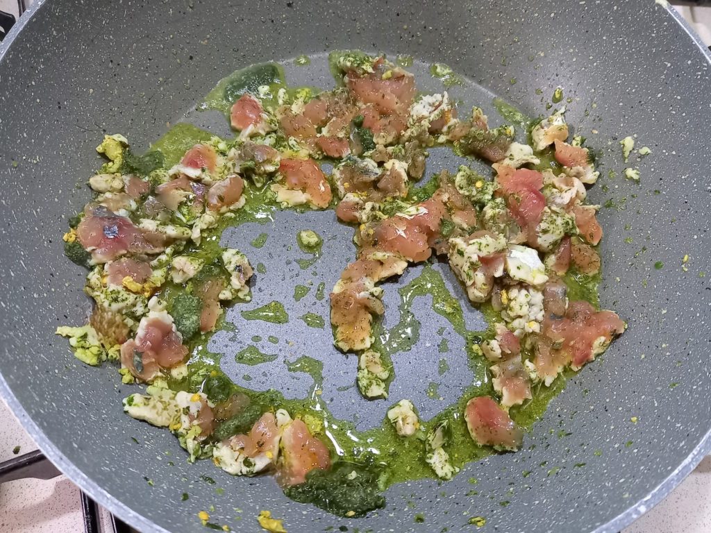 Espaguetis con pez espada, hinojo y granada