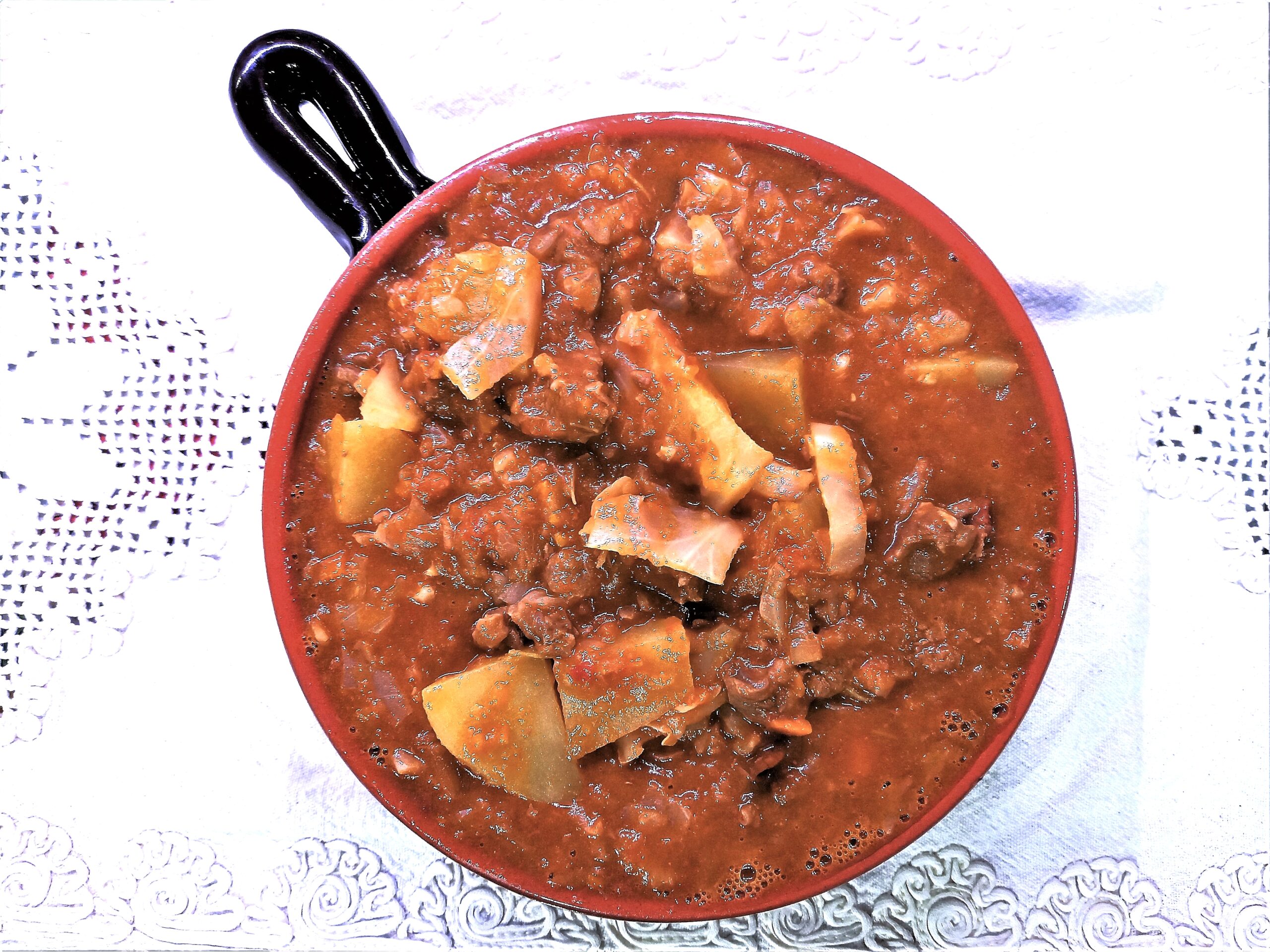 Estofado con patatas, col rizada o repollo