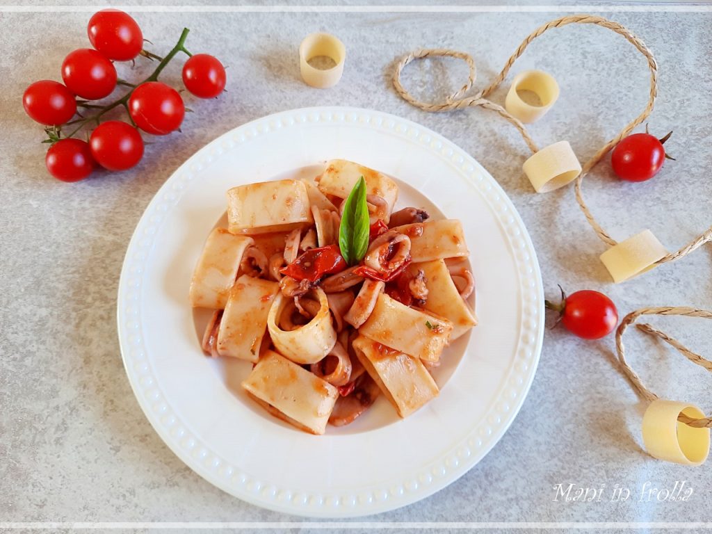 Pasta calamarata con calamares y tomatitos