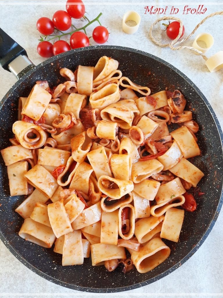 Pasta calamarata con calamares y tomatitos