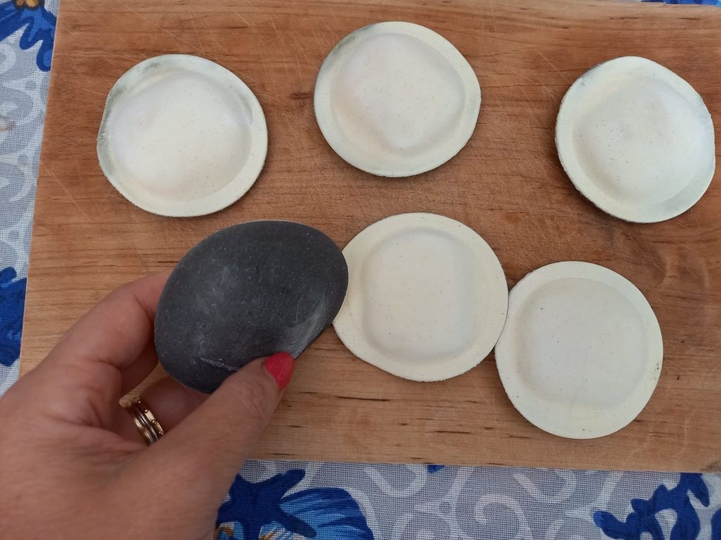 Raviolis blancos y negros con langosta