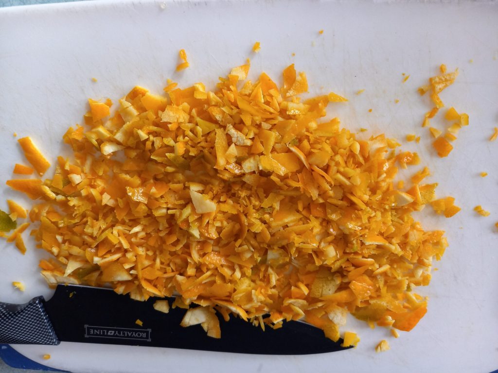 cáscara de naranja triturada