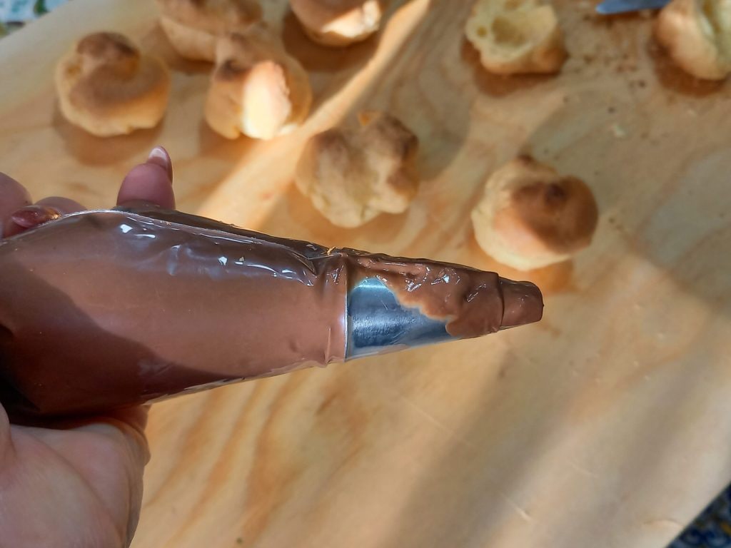 Bignés con crema pastelera de chocolate