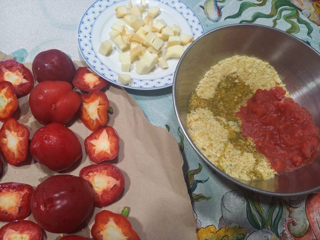 Pimientos pequeños rellenos con salsa