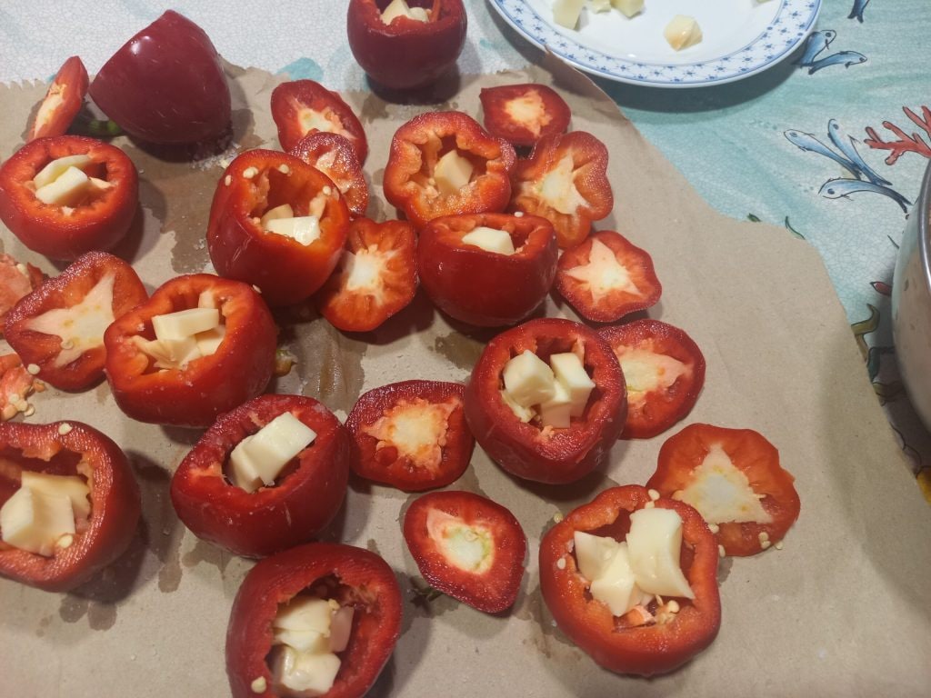 Pimientos pequeños rellenos con salsa