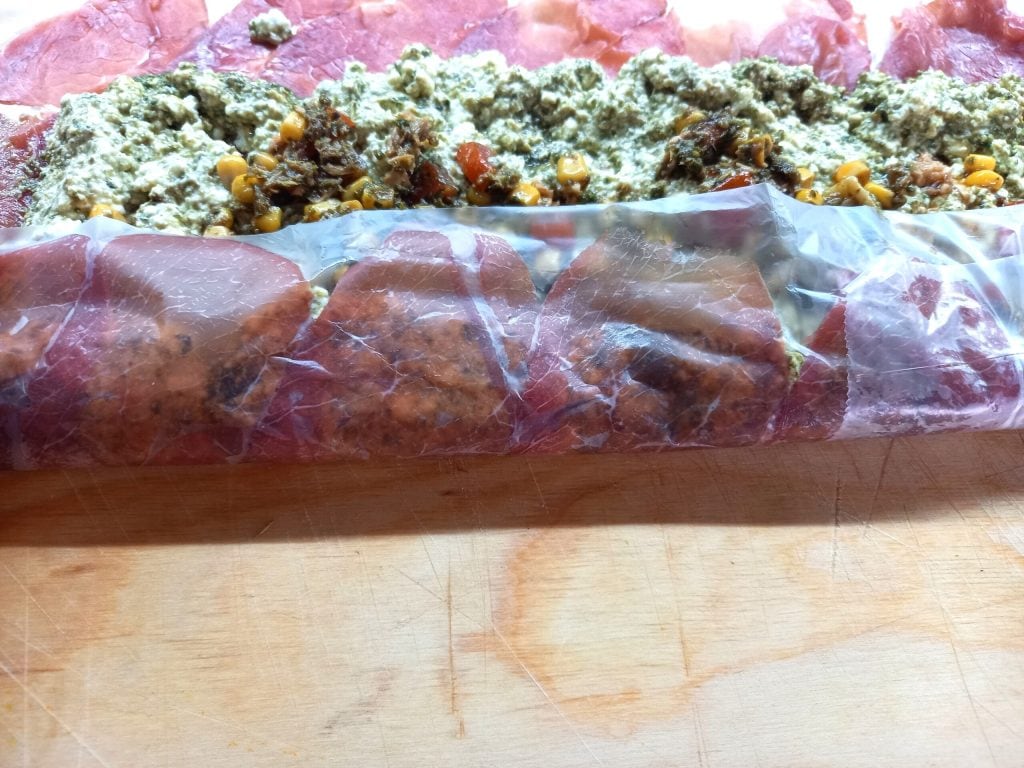 Saquitos de carpaccio con aroma de pesto