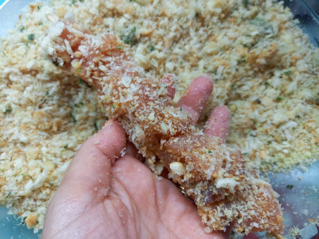 Brochetas de salmón empanadas