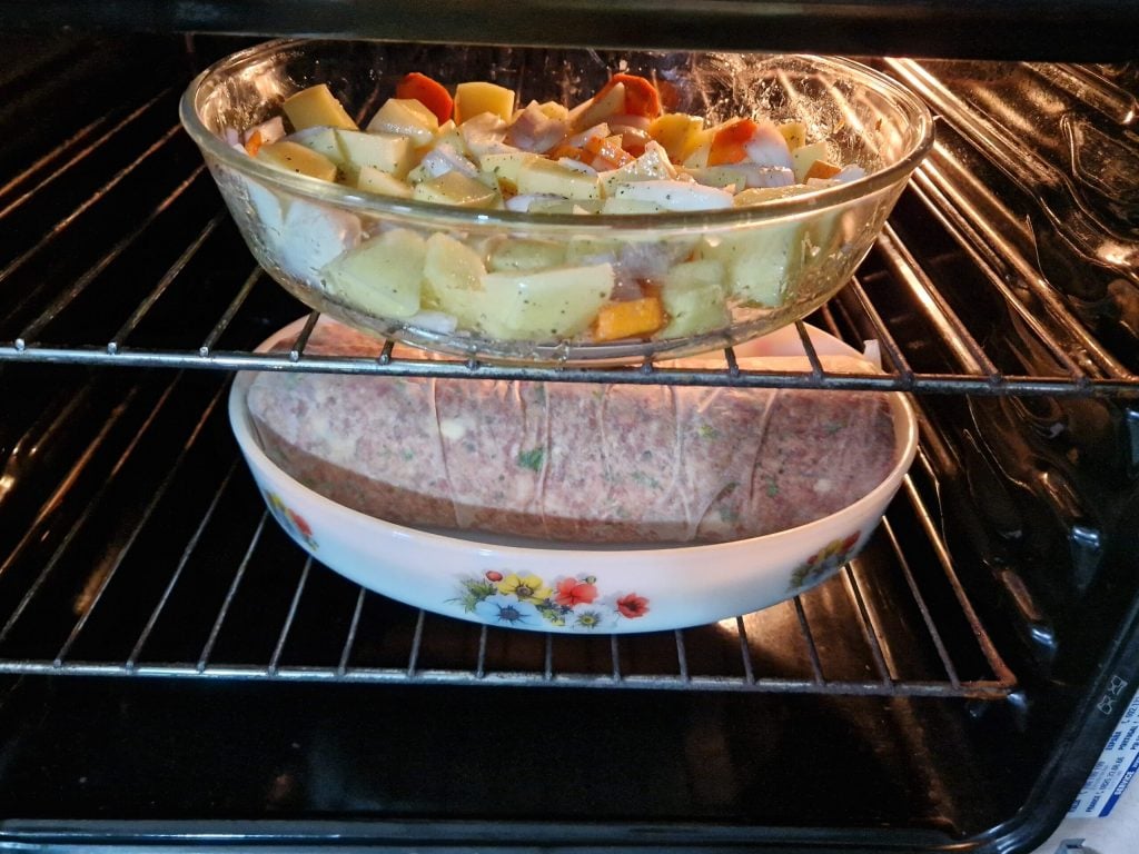 El pastel de carne con salsa y patatas