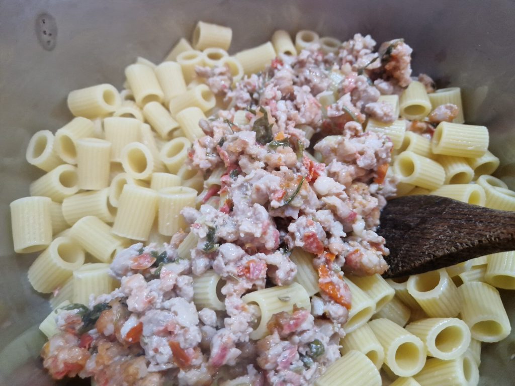 La pasta con crema de patatas y salchicha