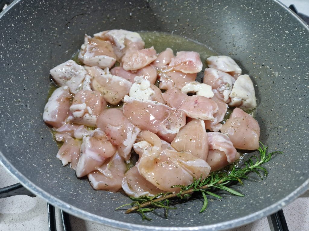 Los trozos de pollo con calabaza