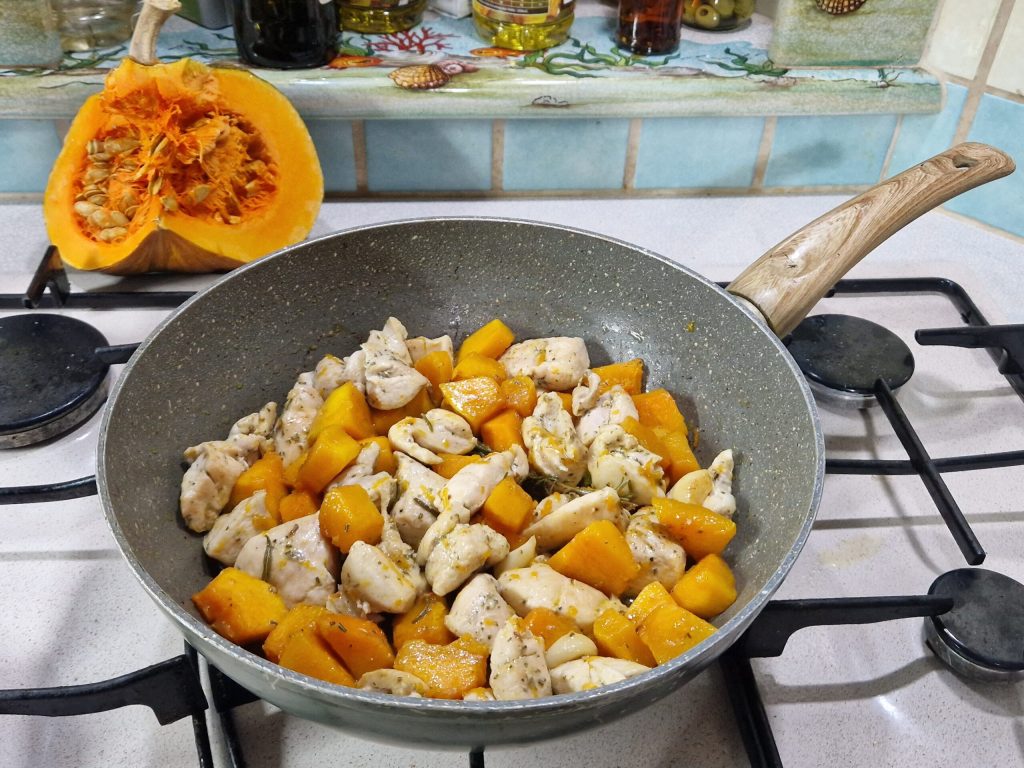 Los trozos de pollo con calabaza