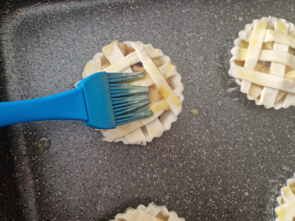 Tartaletas rápidas con manzana y pasas