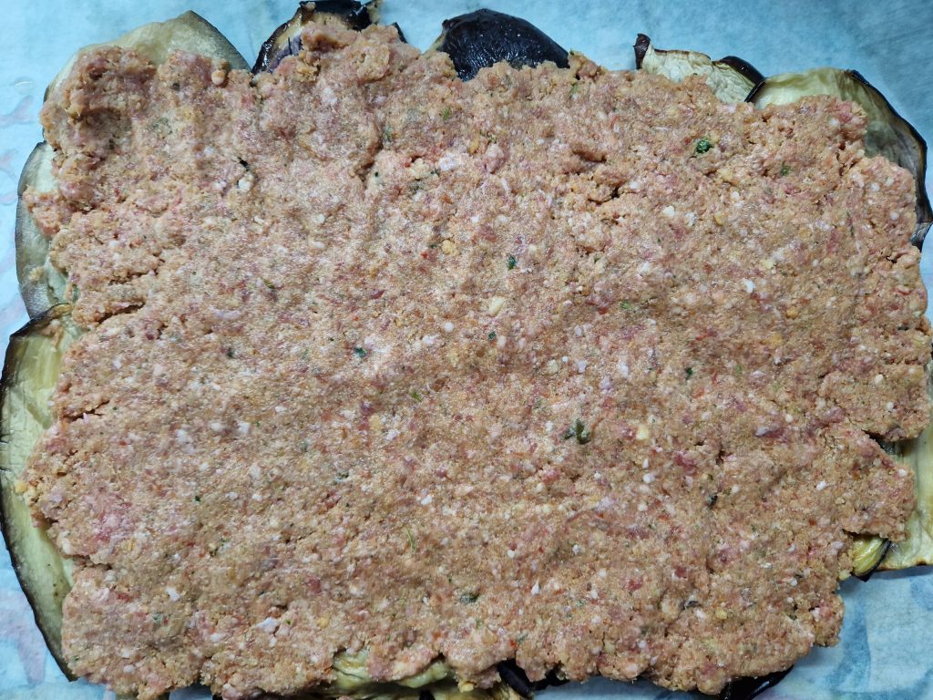 El pastel de carne y berenjenas