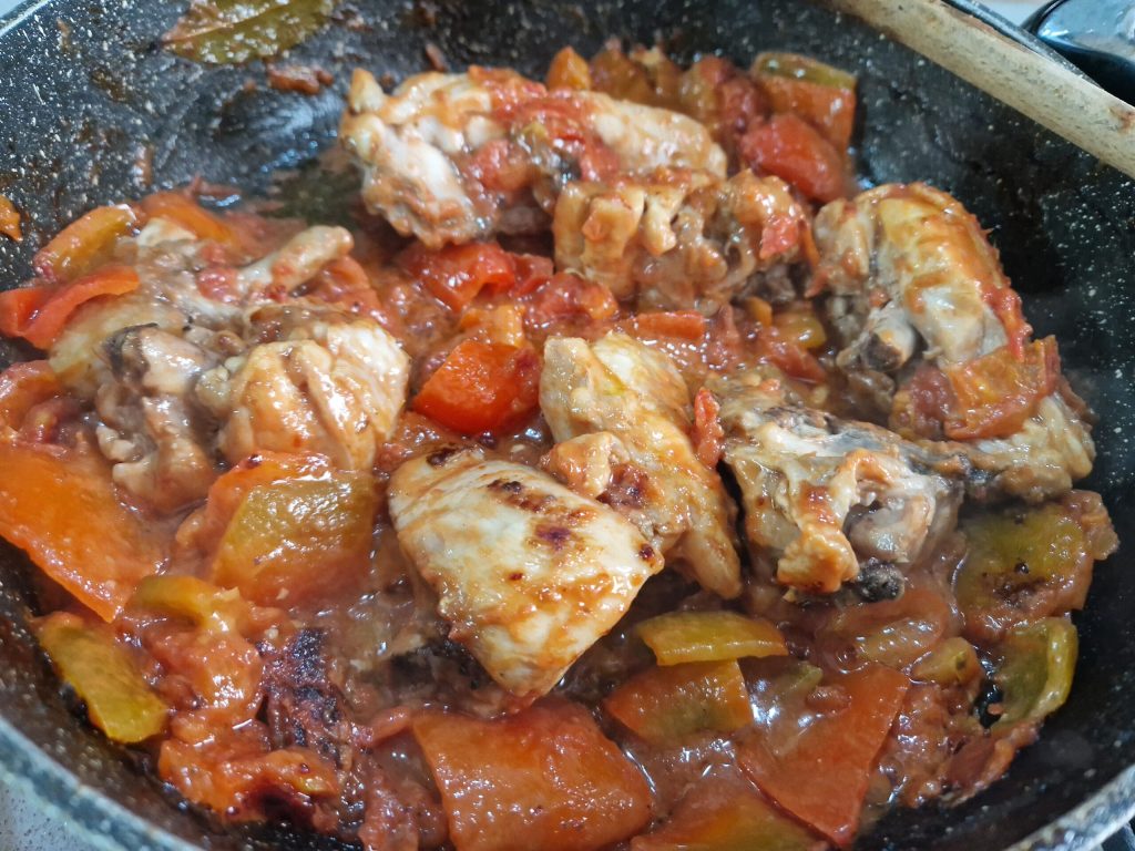 Pollo con pimientos a la romana