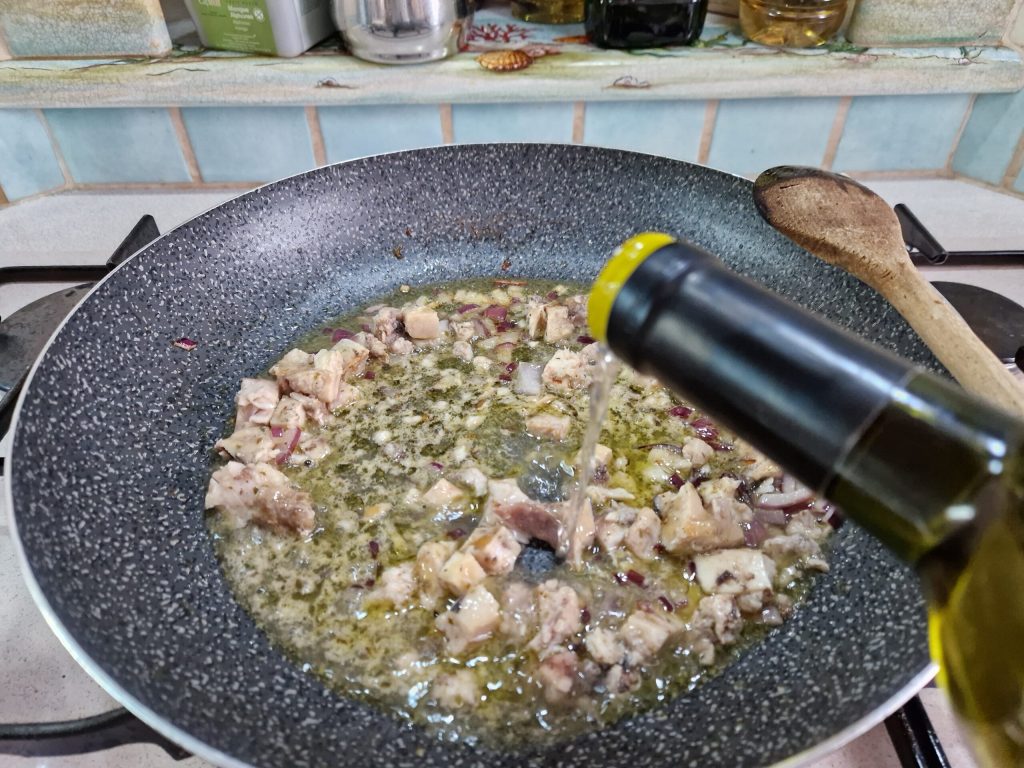 Pasta con pez espada, tomates cherry y berenjenas