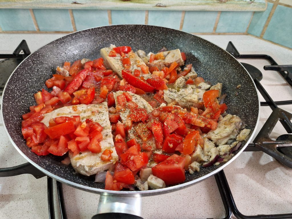 Pasta con pez espada, tomates cherry y berenjenas