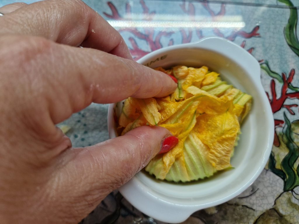 Los paquetitos de flores de calabacín rellenos