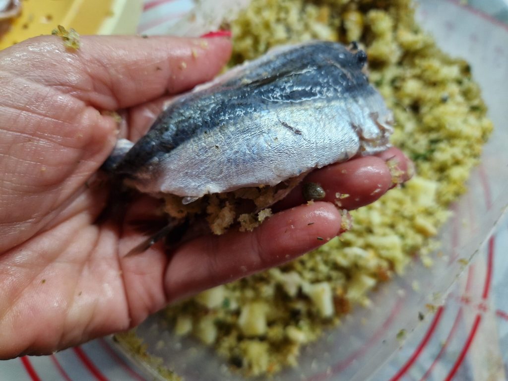 Las sardinas a beccafico a la Eoliana con cebolla caramelizada