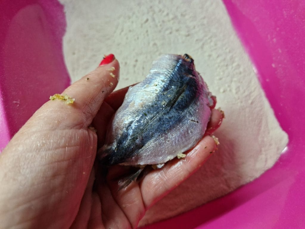 Las sardinas a beccafico a la Eoliana con cebolla caramelizada